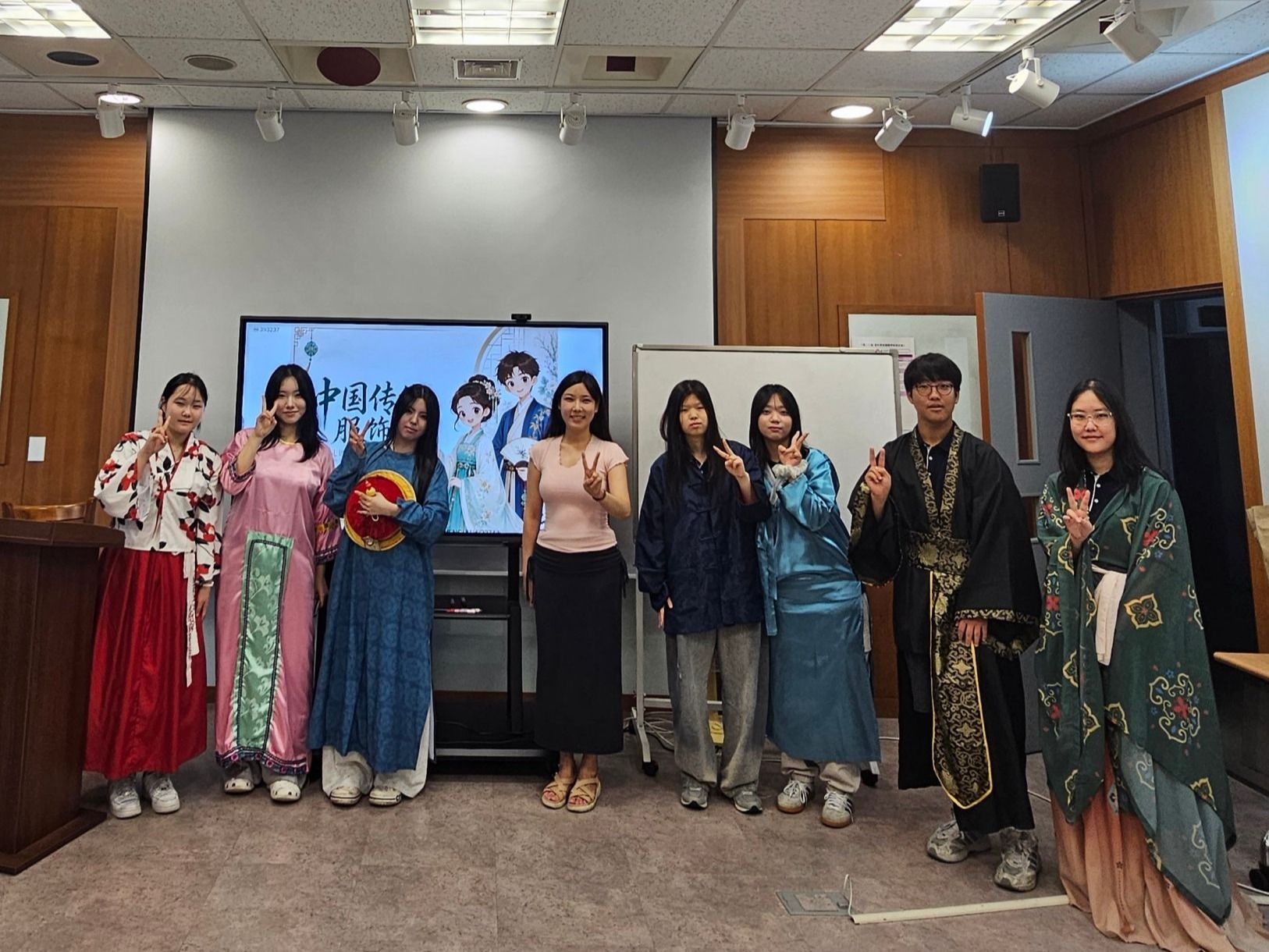 首尔奖忠高中师生一行9人来到韩国外国