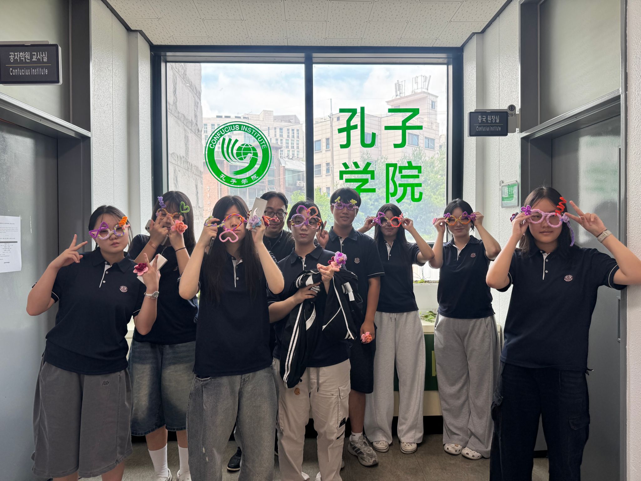 传统游戏和非遗绒花为主要内容
