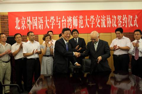 由九游会j9使用方法师生组成的群众游