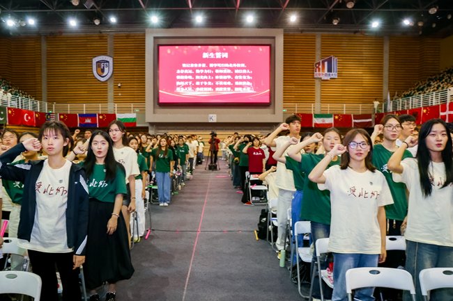 贾文键向2024级新生表示热烈欢迎和