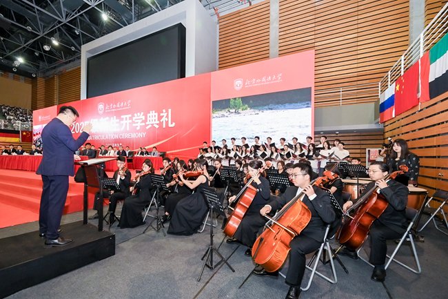贾文键向2025级新生表示热烈欢迎