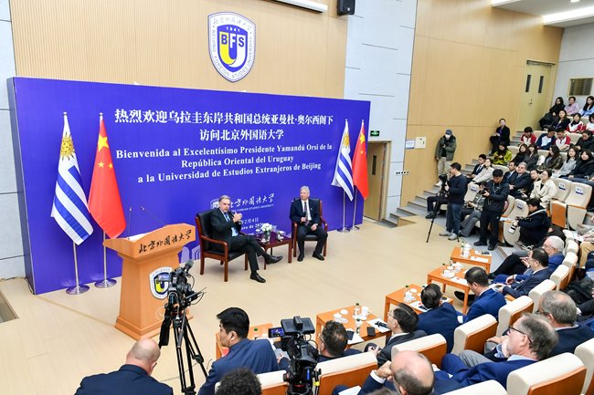 贾文键在主楼东侧的丽泽亭欢迎奥尔西到