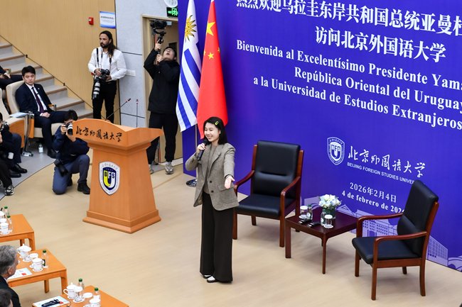 李海为奥尔西颁发养护证书
