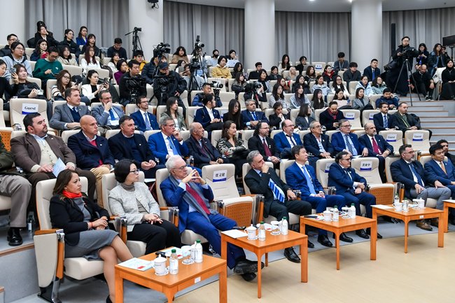 祝愿双边关系如同此树般根深叶茂