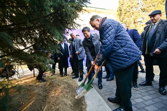 乌拉圭总统亚曼杜·奥尔西访问九游会j
