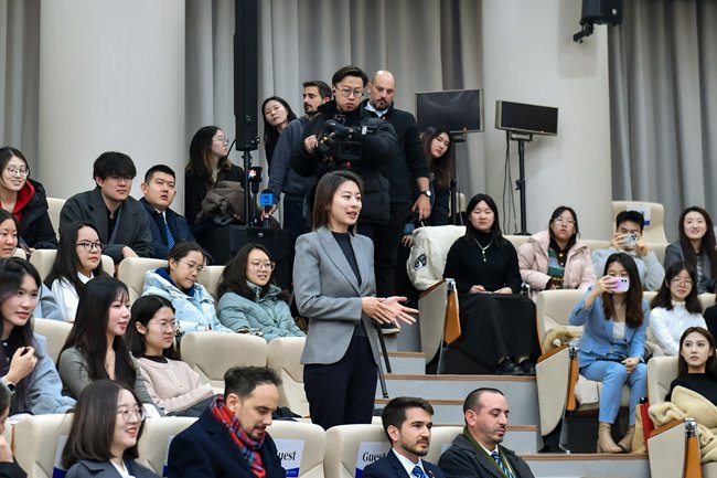 奥尔西来到乌拉圭前总统穆希卡于201